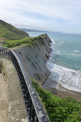 Playa de Itzurun y Flysch en Zumaia, Gipuzkoa, en el País vasco (España).