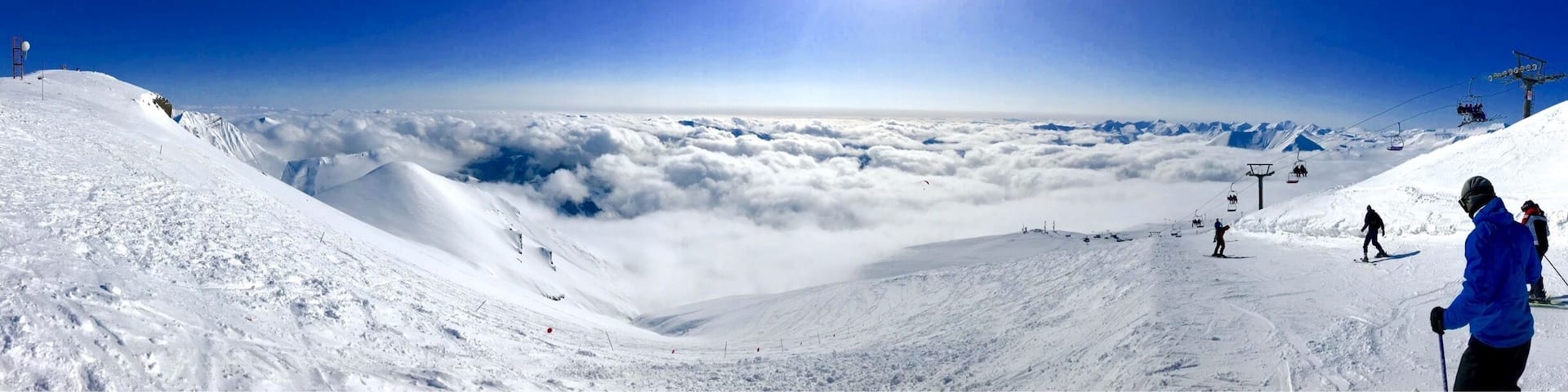 Gudauri is charming ski-resort in Georgia, on the North to Tbilisi.
Beautiful Kaukazian mountains is really great place for skiing and snowboarding. The jewel of the resort is Sadzeli (3800 m). When you lift to the top you will see everything around you.
Often clouds can get lower and you will start your skiing above the clouds. The feeling is really great. So is the view.
#Georgia #Gudauri #Sadzeli