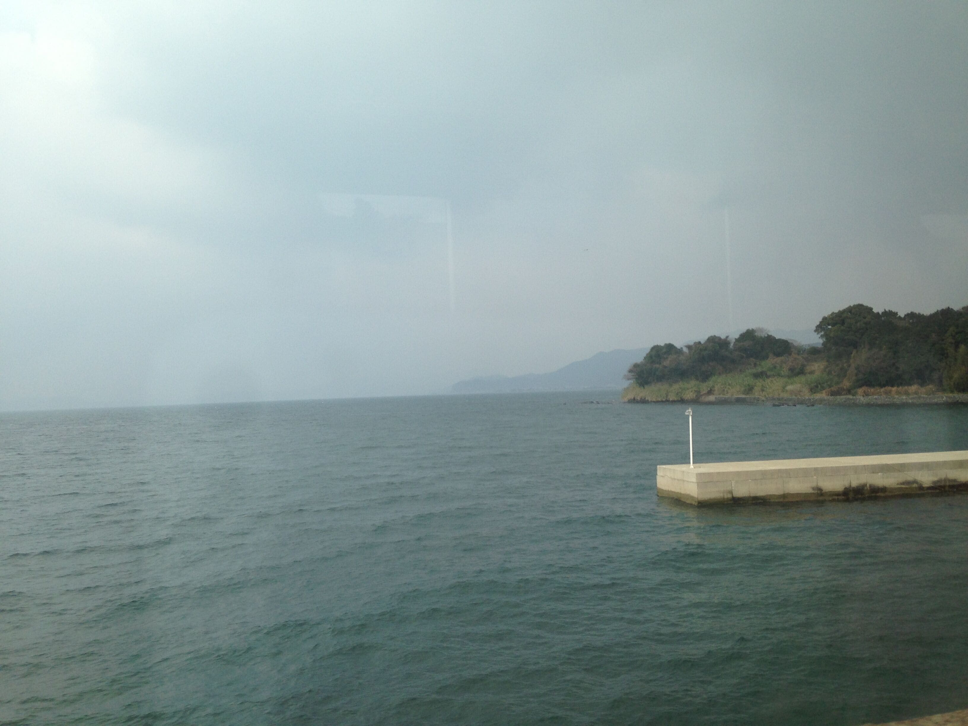 大村線快速「シーサイドライナー」より望む大村湾