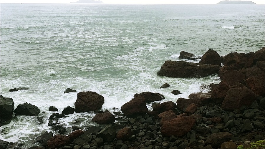 This is the ocean opposite to the rather obscure place called as the heart shape lake located in South Goa.