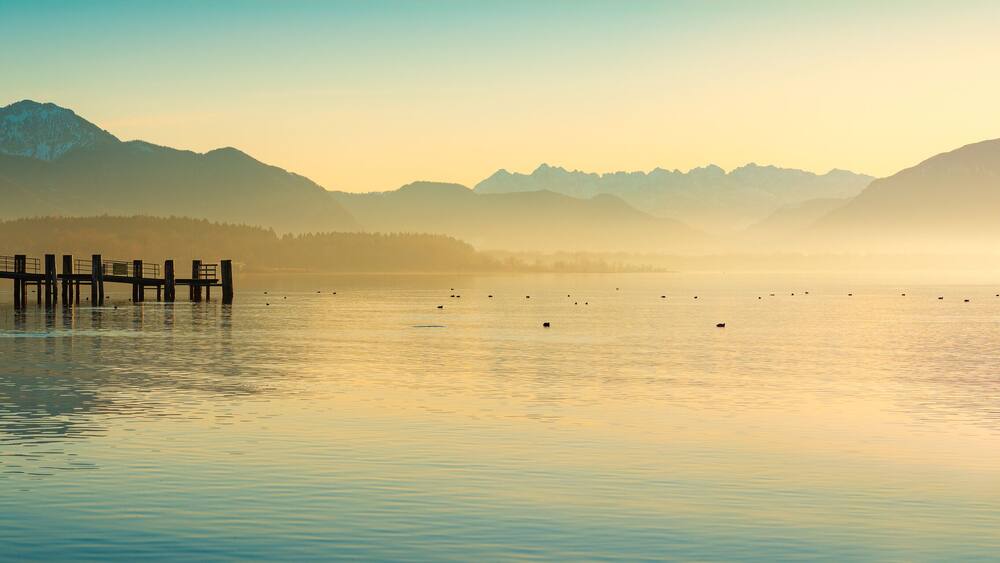 Chiemsee Panorama - Berge und See im Nebel