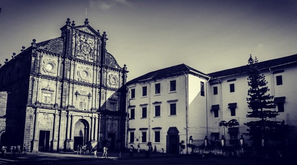 Basilica of Bom Jesus, a UNESCO World Heritage Site, was constructed in the early 1600s and houses the moral remains of St. Francis Xavier. Its extravagant style of architecture is definitely worth the visit when in Goa.
Did you know Old Goa used to be the capital of Goa during the Portuguese rule!
#oldgoa #churches #churchesofgoa #churchesinindia #marvelsofindia #sassilysolo #architecture #blackandwhite #goa #india #unescoworldheritagesites #travel