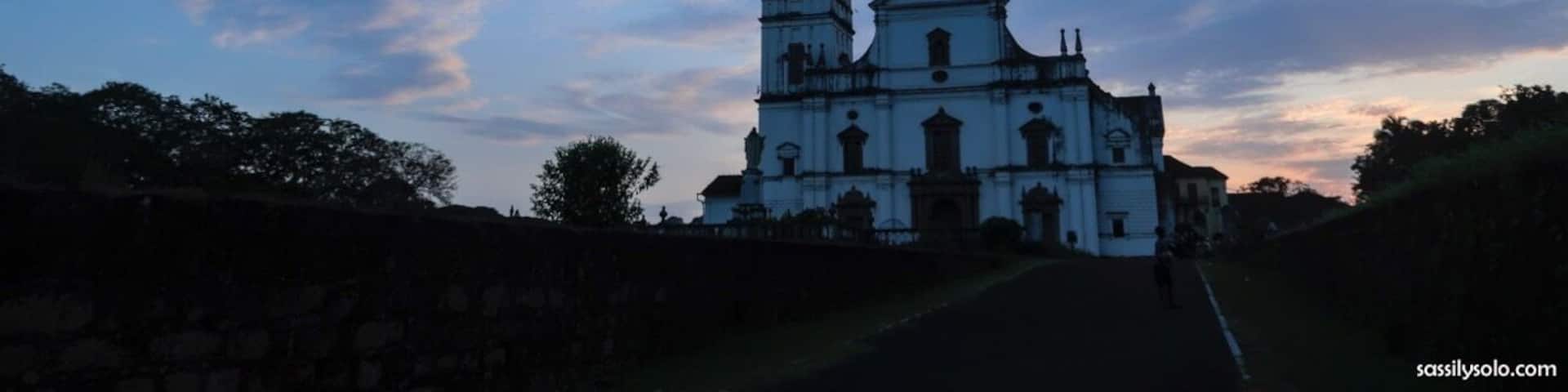 Goa is known for a lot of things. One of it is the beautiful churches it houses. Se Cathedral is one such beauty tucked away in Old Goa. Did you know the Portuguese-styled monument dates back to the 17th century! All the more reason to witness the grandeur. ❤️ ******************************#oldgoa #churches #churchesinIndia #churchesofgoa #travel #sassilysolo #secathedral