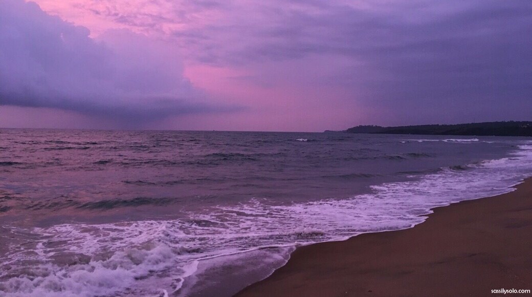 Approaching storm, crashing waves, dramatic skyline…..& a perfect evening! ❤️
#travel #evenings #horizon #skyline #sunsets #stormysky #sands #oceans #beaches #goa #sassilysolo #india
