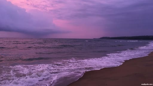 Approaching storm, crashing waves, dramatic skyline…..& a perfect evening! ❤️
#travel #evenings #horizon #skyline #sunsets #stormysky #sands #oceans #beaches #goa #sassilysolo #india