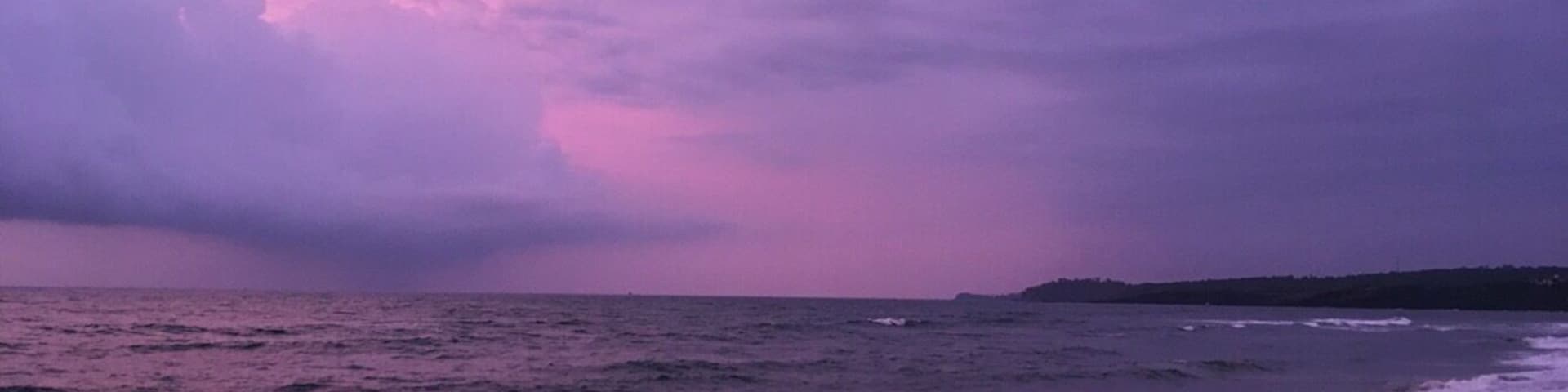 Approaching storm, crashing waves, dramatic skyline…..& a perfect evening! ❤️
#travel #evenings #horizon #skyline #sunsets #stormysky #sands #oceans #beaches #goa #sassilysolo #india