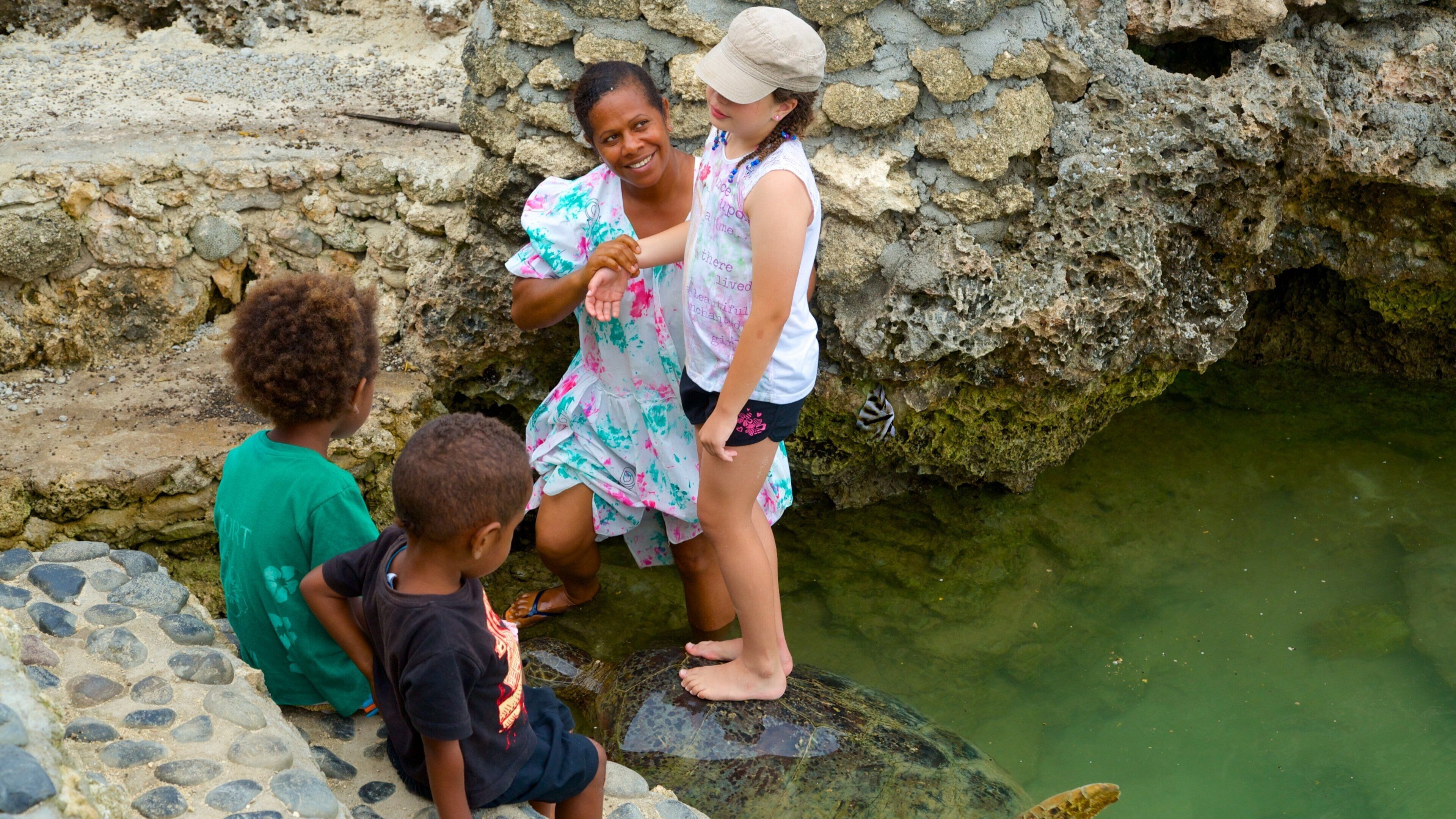 Turtle Bay caratteristiche di vista della costa cosi come un piccolo gruppo di persone