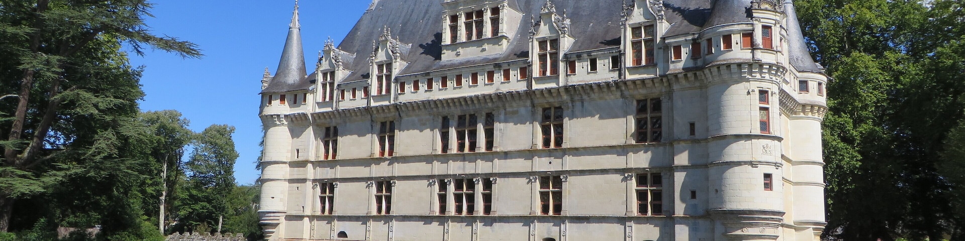 This building is indexed in the Base Mérimée, a database of architectural heritage maintained by the French Ministry of Culture, under the reference PA00097549 .