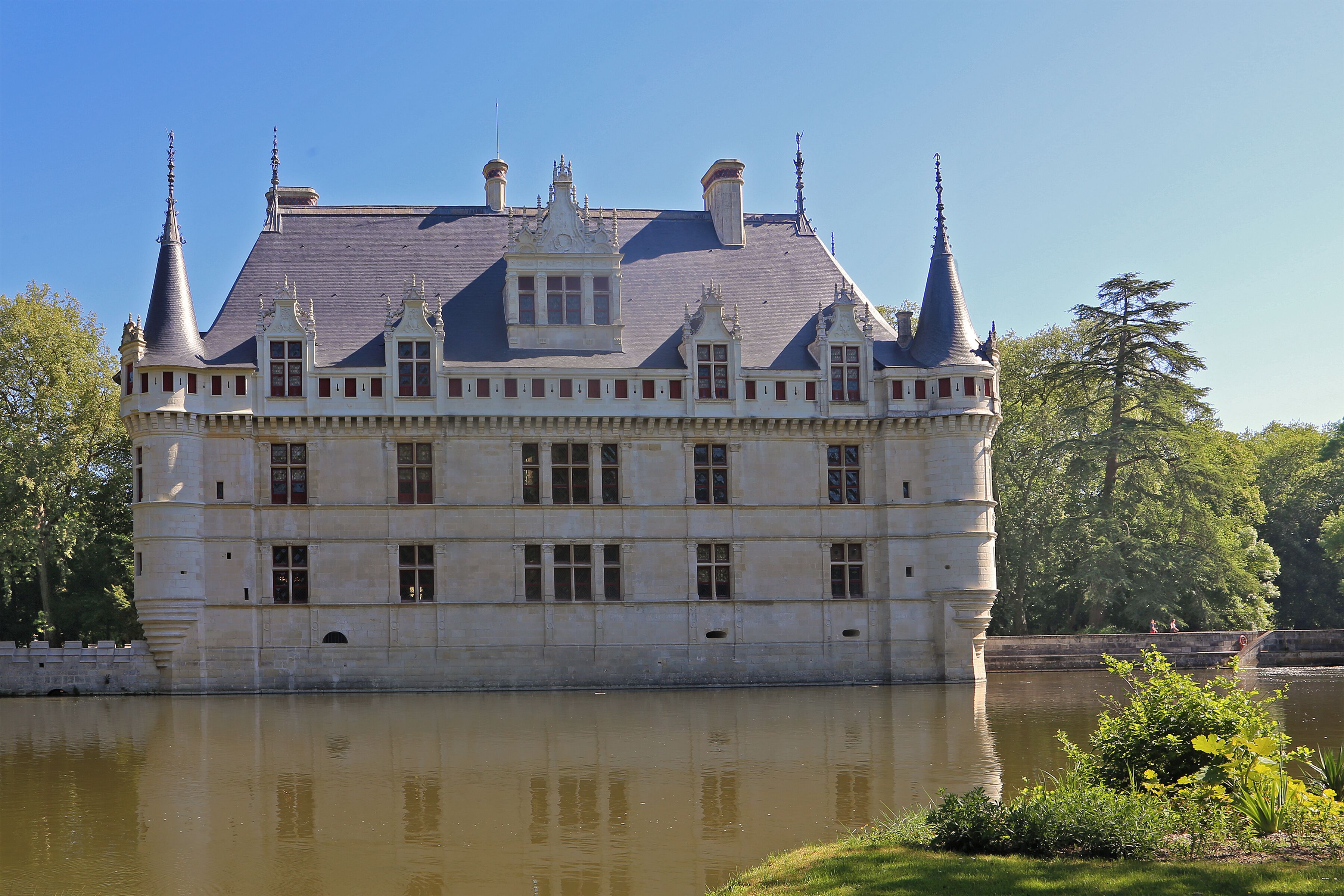 Schloss Azay-le-Rideau. Das in der Loire-Region liegende Wasserschloss wurde in den Jahren 1518 - 1527 errichtet.