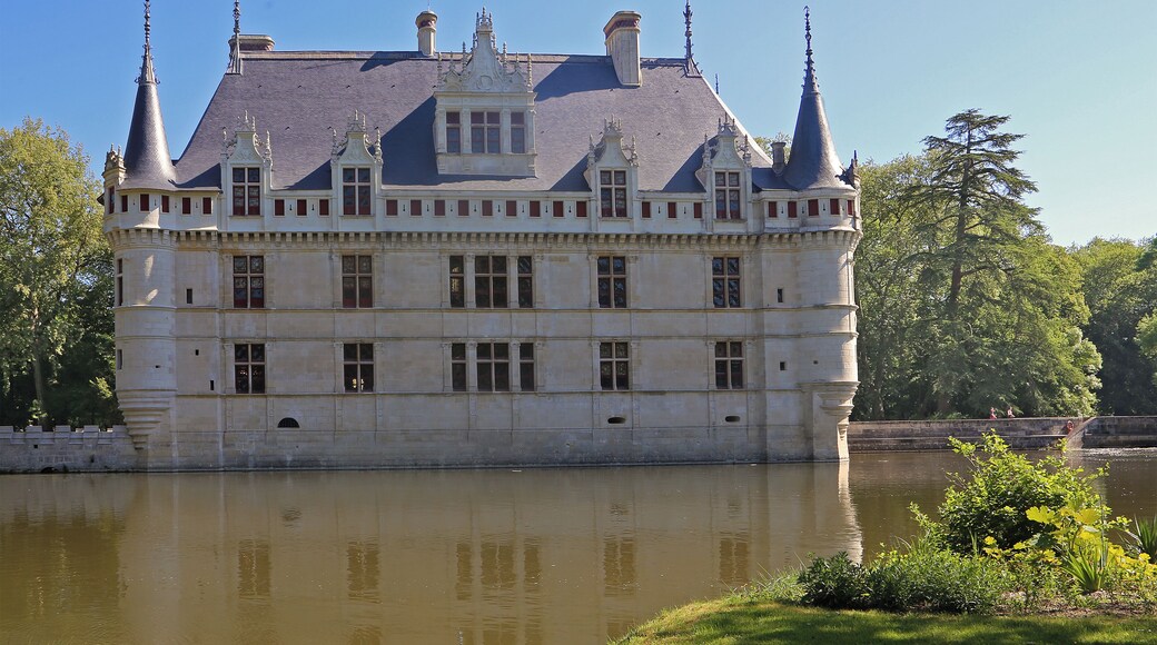 Schloss Azay-le-Rideau. Das in der Loire-Region liegende Wasserschloss wurde in den Jahren 1518 - 1527 errichtet.