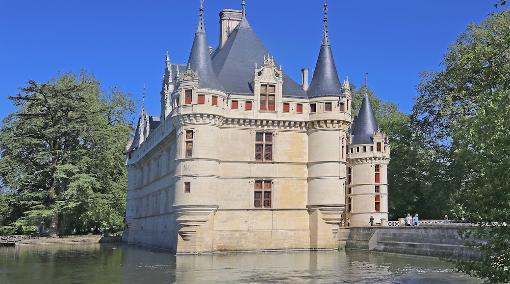 Schloss Azay-le-Rideau. Das in der Loire-Region liegende Wasserschloss wurde in den Jahren 1518 - 1527 errichtet.