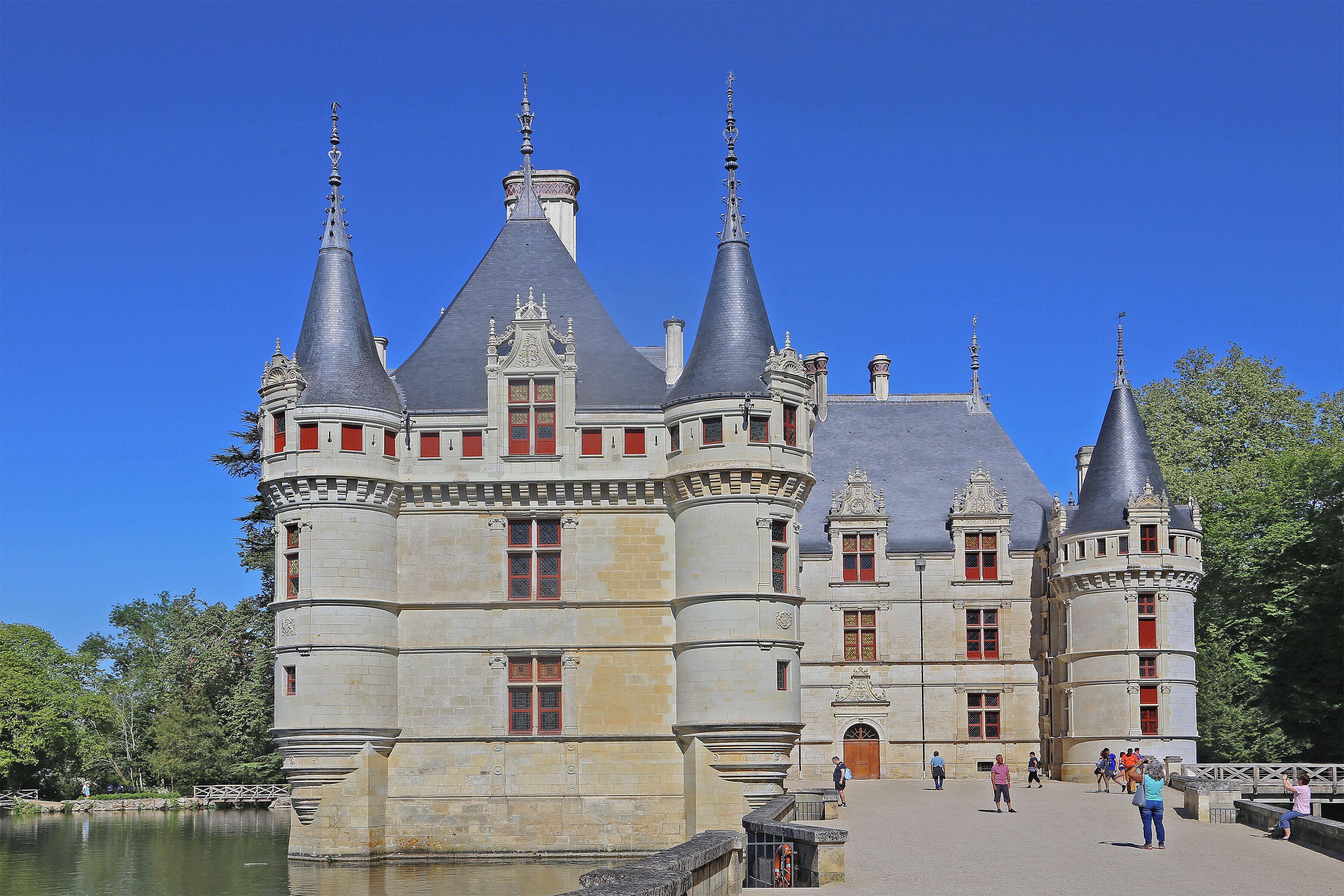 Schloss Azay-le-Rideau. Das in der Loire-Region liegende Wasserschloss wurde in den Jahren 1518 - 1527 errichtet.