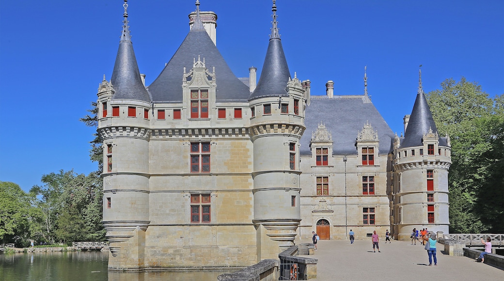 Schloss Azay-le-Rideau. Das in der Loire-Region liegende Wasserschloss wurde in den Jahren 1518 - 1527 errichtet.