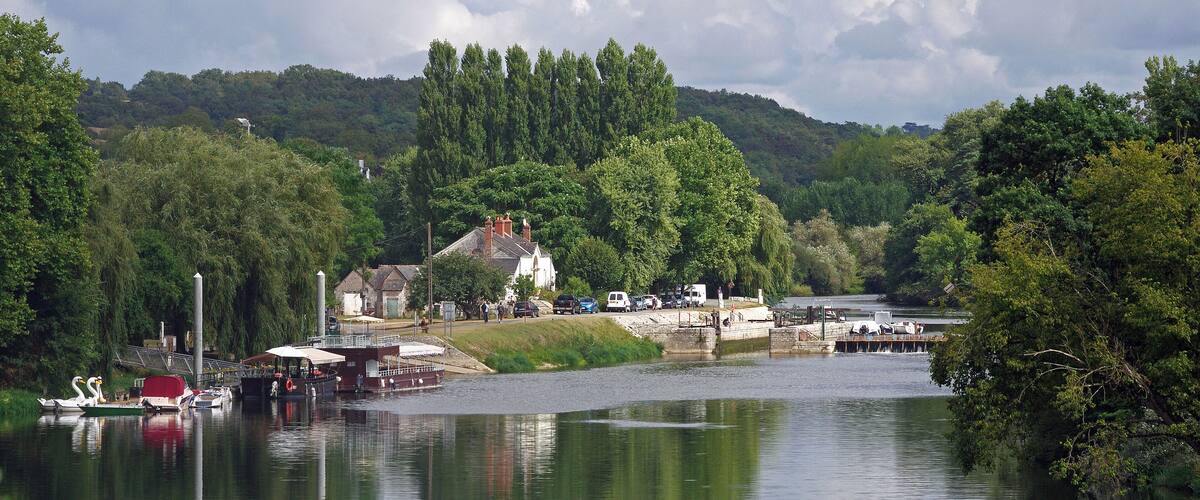 Chisseaux (Indre-et-Loire) Le Port Olivier et l'écluse. Au XIXe siècle, le Cher est canalisé depuis Noyers-sur-Cher jusqu'à Saint-Avertin. La commune, est pourvue en 1830-1840 d’un barrage à aiguilles sur le Cher, d'une écluse rive droite. L'écluse mesure 35 m de long sur 5,15 m de large. Le barrage est composés d'aiguilles en bois de 2,50 m de haut sur 7 cm de large et d'un déversoir sur la gauche. Le 7 juin 2010 le déversoir de Chisseaux tue 2 navigateurs qui tentaient de franchir le barrage. Le dangereux phénomène de rappel* est trop souvent méconnu. Le rappel est une : "Perturbation dangereuse dans l’écoulement de l’eau pouvant survenir en bas d’une chute d’eau. Cette perturbation entraîne une émulsion de l’eau, un mouvement de surface qui ramène l’eau vers la chute, un affouillement qui creuse une excavation au pied de la chute. Les barrages artificiels ou des chutes naturelles peuvent avoir un rappel à leur pied ce qui interdit totalement leur franchissement." (rivieres.info/lex/lexique.htm) (rivieres.info/secu/84-barrages.htm)