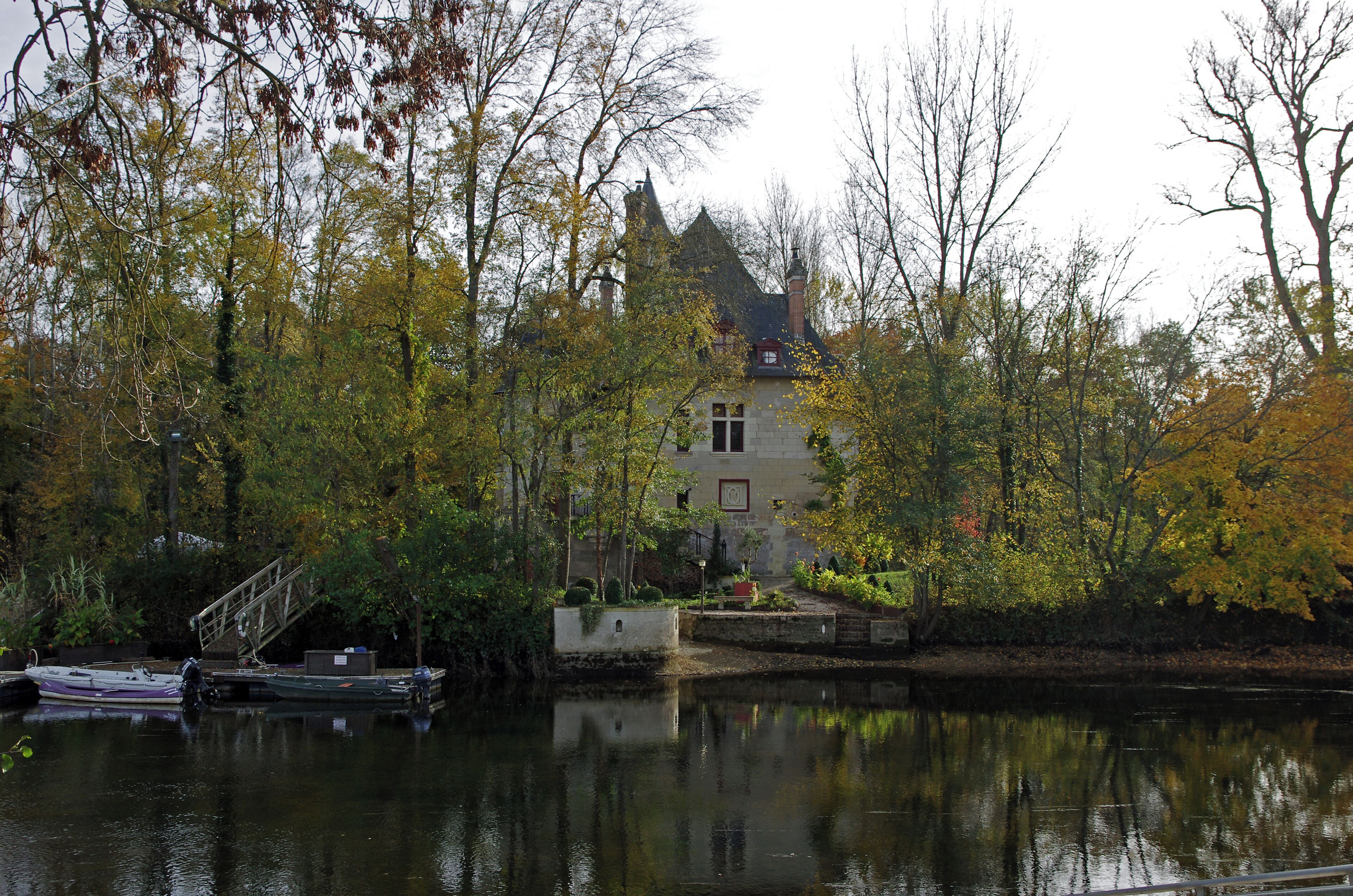 Chisseaux (Indre-et-Loire) Le Moulin-Fort, moulin fortifié du XVIe siècle. Il s'agit d'un moulin à eau auquel on a ajouté des éléments de défense : machicoulis, archères, tours... Il est situé sur île du Cher, à proximité de l'écluse à aiguilles de Chisseaux. Ce moulin appartenait à Diane de Poitiers. La transformation en manoir est récente. Sur la façade nord, on apperçoit, un très beau monogramme constitué de deux D enlacés avec deux plumes. C'est le monogramme de Diane de Poitiers. Il a été entièrement refait par le scuplteur Patrick Kalita de Civray-en-Touraine. Chisseaux (Indre-et-Loire) Le Moulin Fort, fortified mill of the sixteenth century. This is a water mill with added elements of defense: machicolations, loopholes, towers ... It is situated on Island Cher River, near the lock needle Chisseaux. This mill belonged to Diane de Poitiers. The manor house transformation is recent. On the north side, we perceive, a beautiful monogram consists of two D interlaced with two feathers. This is the monogram of Diane de Poitiers. It has been completely renovated by the sculptor Patrick Kalita of Civray-de-Touraine.