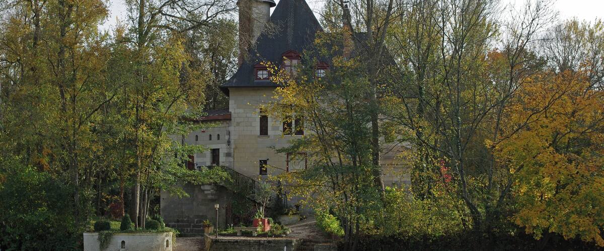 Chisseaux (Indre-et-Loire) Le Moulin-Fort, moulin fortifié du XVIe siècle. Il s'agit d'un moulin à eau auquel on a ajouté des éléments de défense : machicoulis, archères, tours... Il est situé sur île du Cher, à proximité de l'écluse à aiguilles de Chisseaux. Ce moulin appartenait à Diane de Poitiers. La transformation en manoir est récente. Sur la façade nord, on apperçoit, un très beau monogramme constitué de deux D enlacés avec deux plumes. C'est le monogramme de Diane de Poitiers. Il a été entièrement refait par le scuplteur Patrick Kalita de Civray-en-Touraine. Chisseaux (Indre-et-Loire) Le Moulin Fort, fortified mill of the sixteenth century. This is a water mill with added elements of defense: machicolations, loopholes, towers ... It is situated on Island Cher River, near the lock needle Chisseaux. This mill belonged to Diane de Poitiers. The manor house transformation is recent. On the north side, we perceive, a beautiful monogram consists of two D interlaced with two feathers. This is the monogram of Diane de Poitiers. It has been completely renovated by the sculptor Patrick Kalita of Civray-de-Touraine.