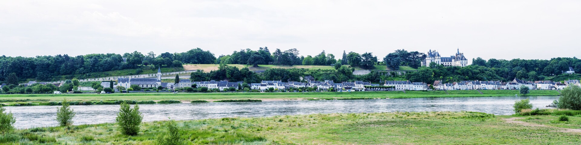 A river with a town and a castle on a hill.
