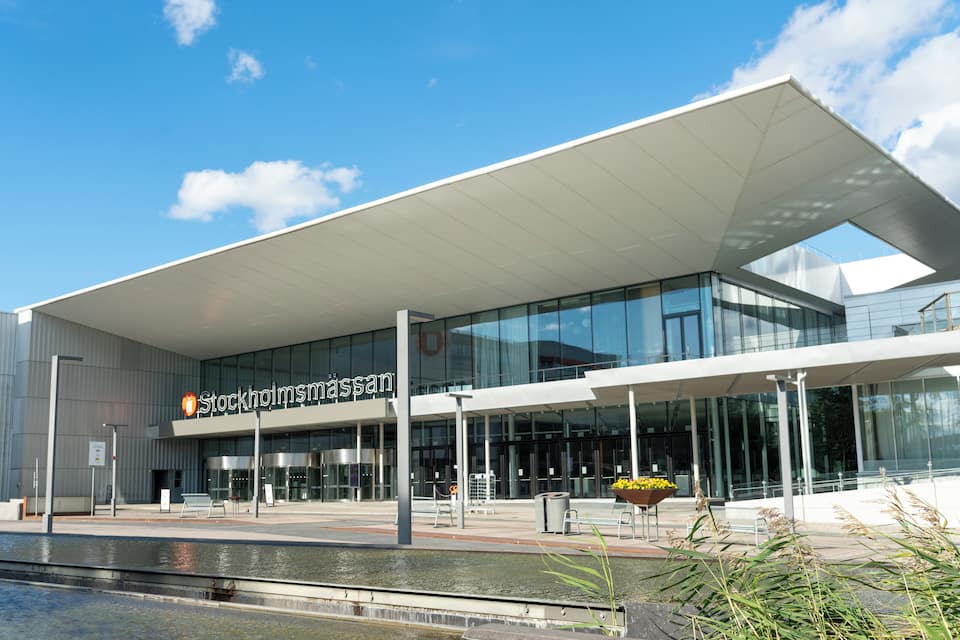 Un edifici modern amb façana de vidre i un gran voladís.
