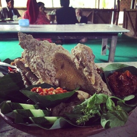 Ingkung Jawa Sedang – It can be intimidating being served a full chicken from head to claw... But this was one of the best dishes we've had in Indonesia (and we've basically eaten our way across Java). The meat is incredibly tender and the flavour was subtle yet tasty.
They also have the most delicious #Gudeg (ask for the coconut flower).
If you want a genuine dining experience in Yogyakarta then this place is a must.
#food #foodie #culinary