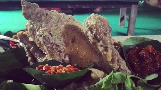 Ingkung Jawa Sedang – It can be intimidating being served a full chicken from head to claw... But this was one of the best dishes we've had in Indonesia (and we've basically eaten our way across Java). The meat is incredibly tender and the flavour was subtle yet tasty.
They also have the most delicious #Gudeg (ask for the coconut flower).
If you want a genuine dining experience in Yogyakarta then this place is a must.
#food #foodie #culinary