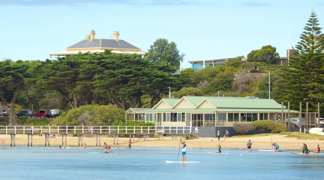 Sorrento som viser vandsportsaktiviteter og en strand