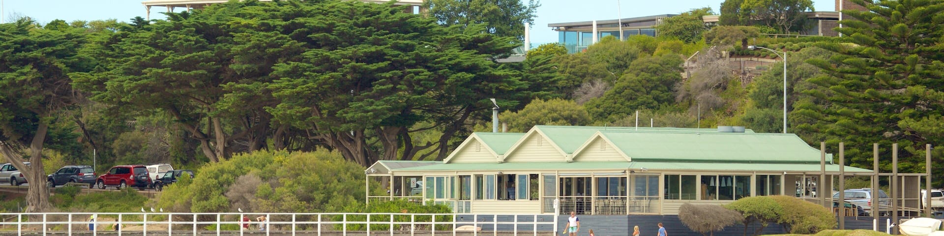 Sorrento caracterizando uma praia de areia e esportes aquáticos