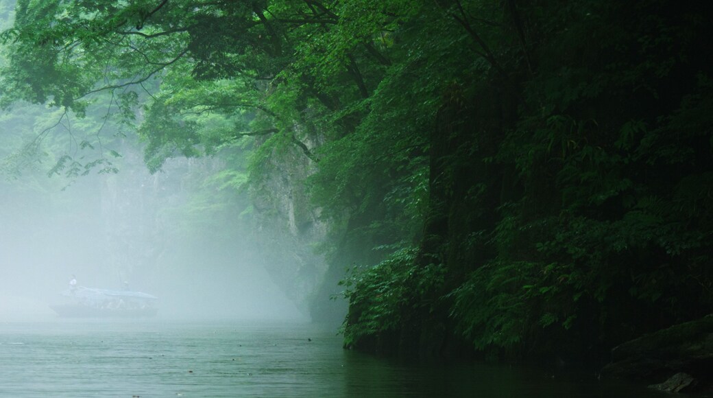 Geibi-kei (猊鼻渓)