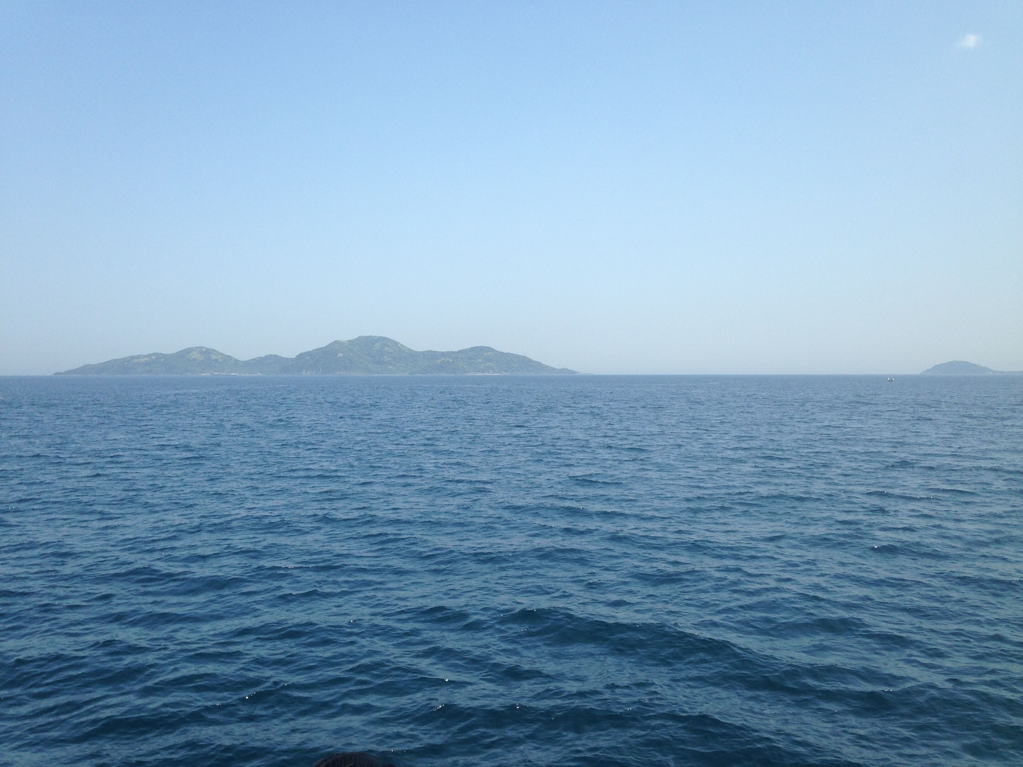 筑前大島行きの「フェリーおおしま」より望む地島(左)と鐘ノ岬(右)