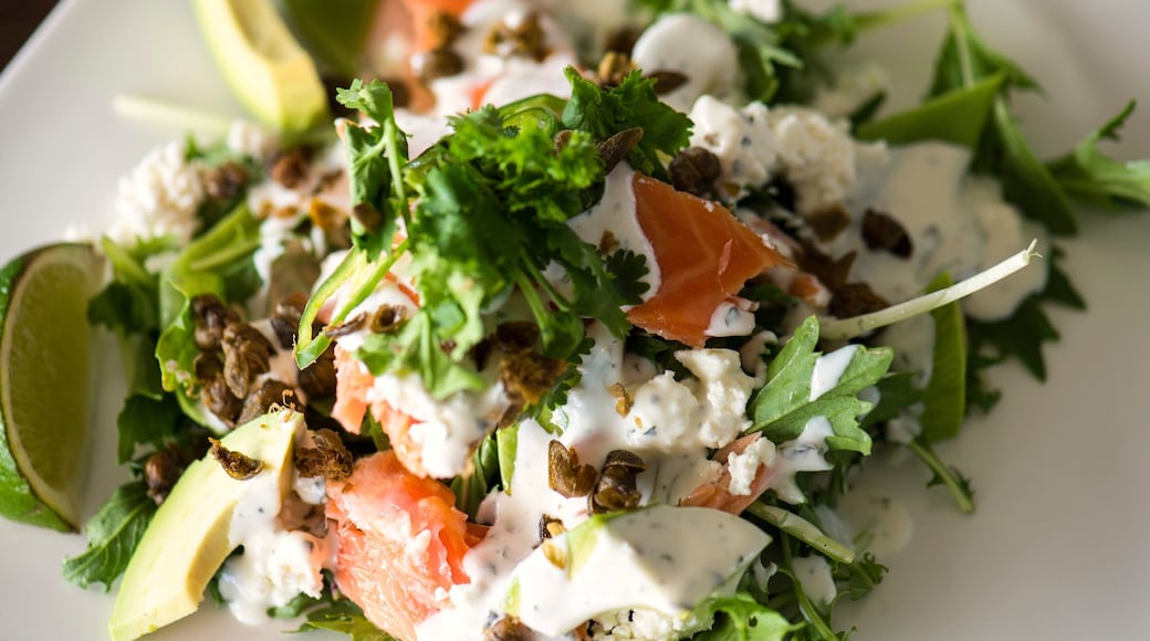 Bridport ofreciendo comida