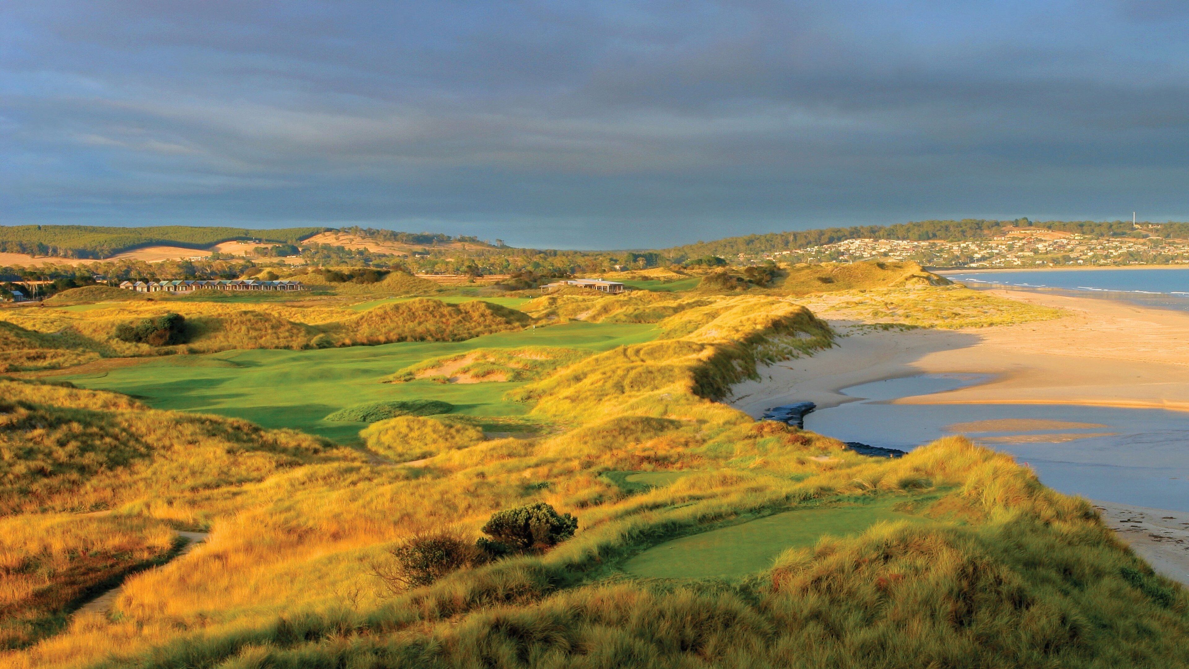 Bridport que incluye vistas generales de la costa, golf y vistas de paisajes