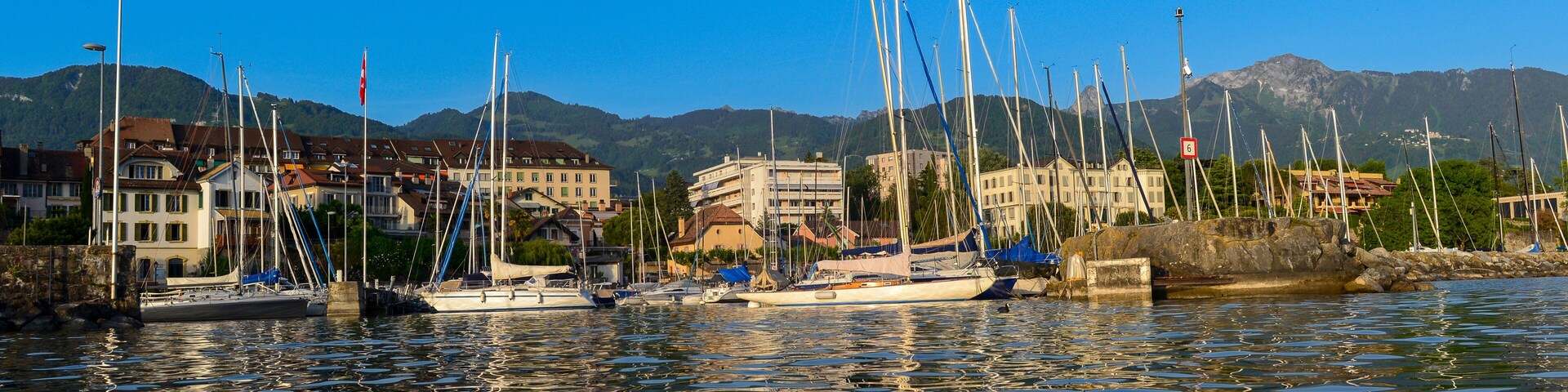 Yachthafen von La Tour-de-Peilz, Gemeinde im Distrikt Bezirk Riviera-Pays-d’Enhaut im Kanton Waadt (Schweiz)