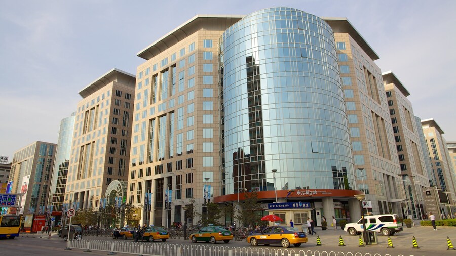 Calle Wangfujing mostrando una ciudad y imágenes de calles