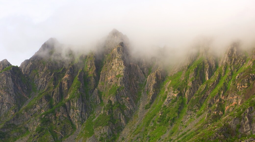 Andoy qui includes montagnes et brume ou brouillard