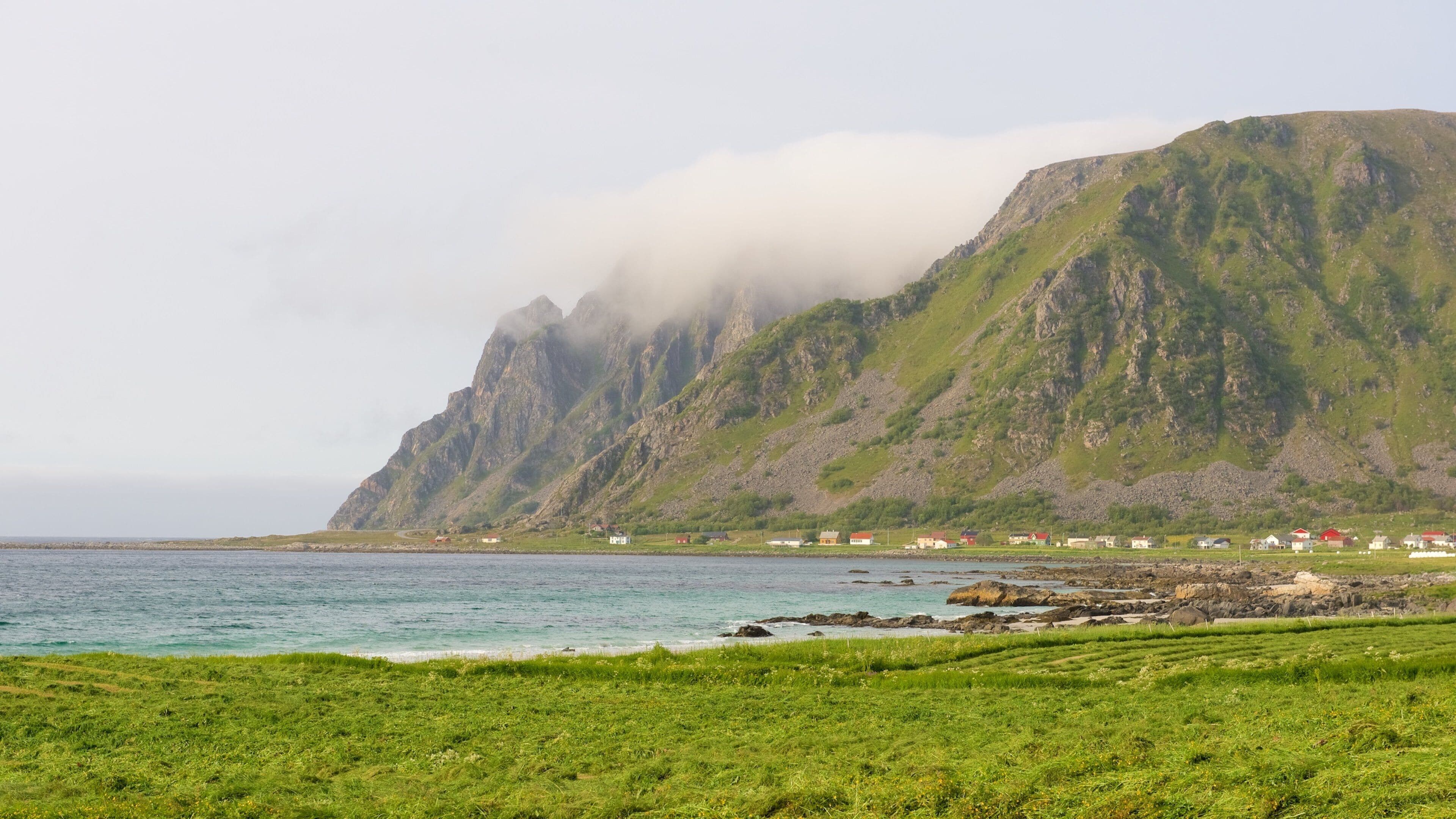 Andøya som inkluderer kystby, kyst og fjell