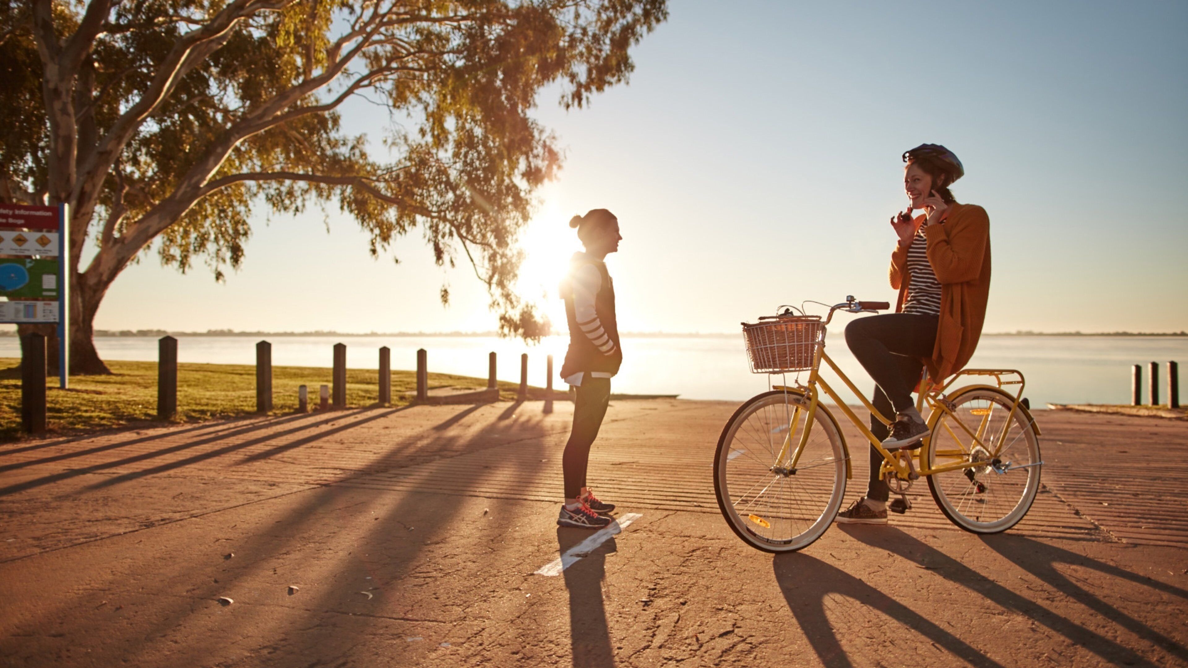 Swan Hill ofreciendo ciclismo y una puesta de sol y también una mujer