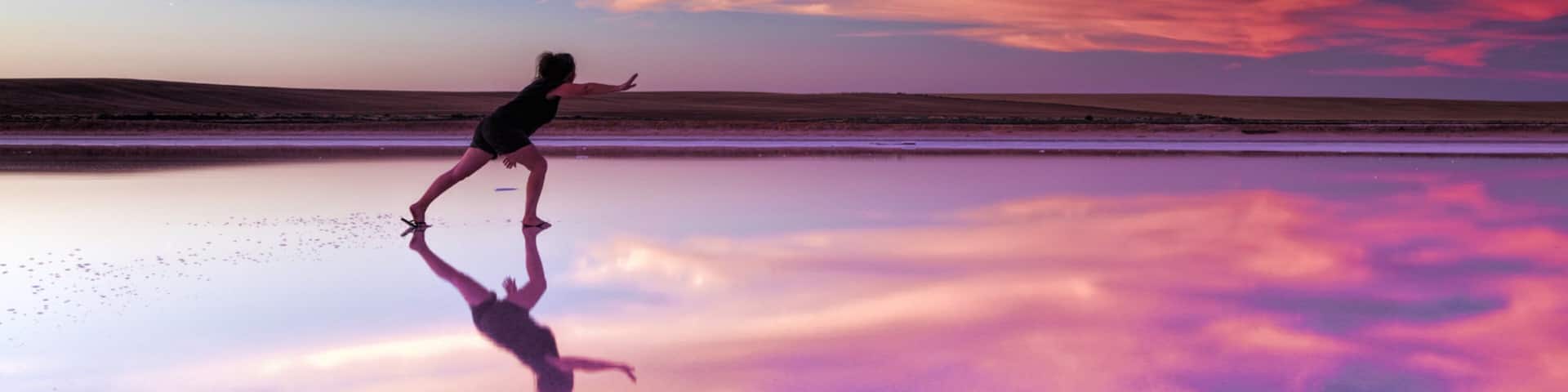 Swan Hill montrant coucher de soleil aussi bien que femme