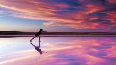 Swan Hill welches beinhaltet Sonnenuntergang sowie einzelne Frau