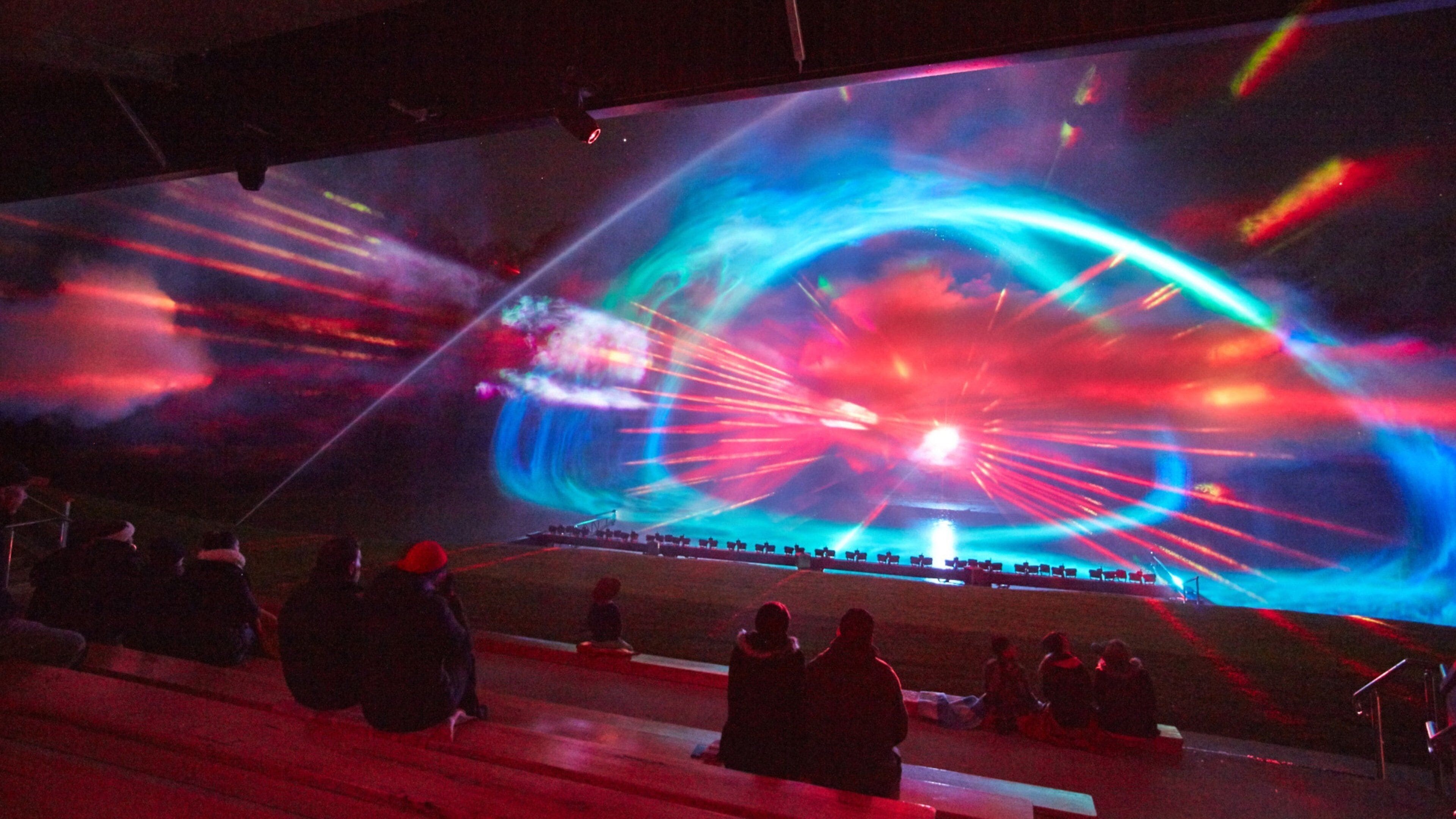 Swan Hill qui includes scènes de théâtre et vues intérieures aussi bien que petit groupe de personnes