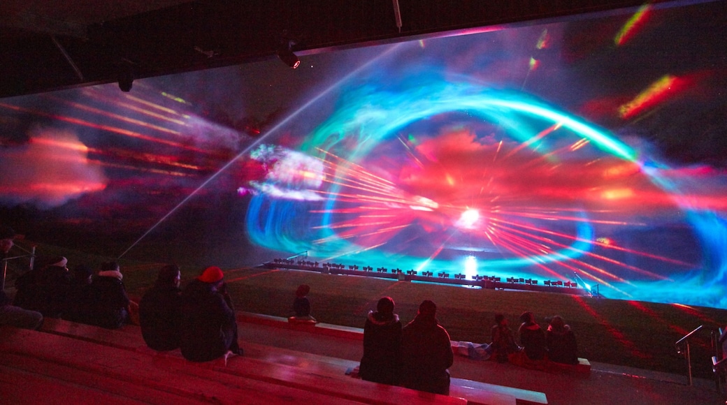 Swan Hill qui includes scÚnes de théùtre et vues intérieures aussi bien que petit groupe de personnes