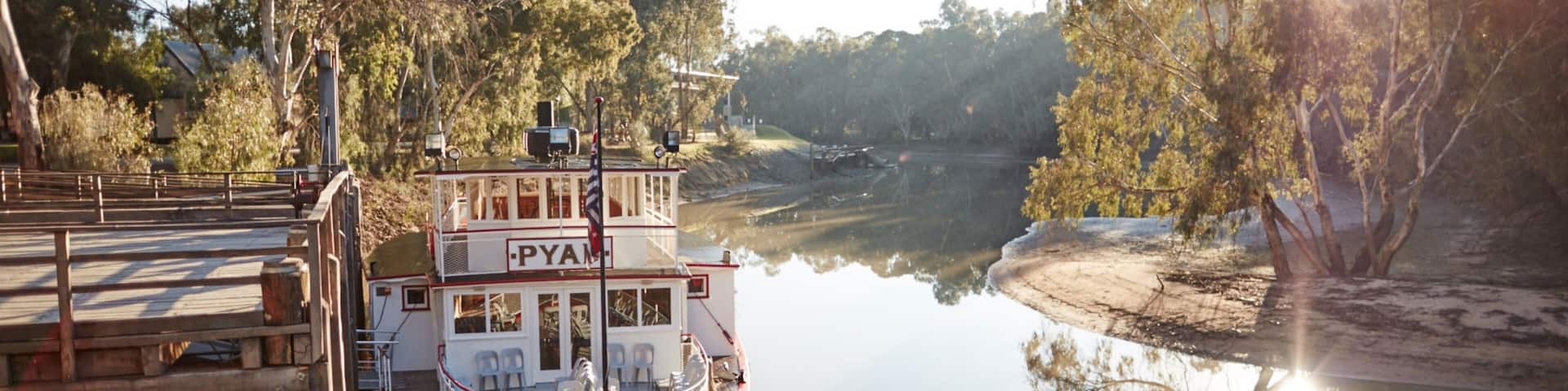 Swan Hill das einen Sonnenuntergang und Fluss oder Bach
