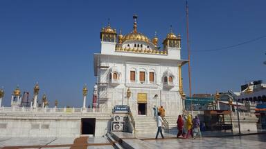 Gurudwara Tarn Taran Sahib - With one part of the shrine covered in gold ,this gurudwara has 17 massive gate entrances and a huge pond.
Read More:
https://driftingvoyage.com/2017/06/16/gurudwara-bir-baba-budda-sahib/
#troveron #amritsar #punjab #incredibleindia #asia #gurudwara #spiritual