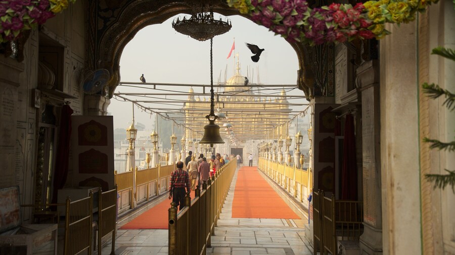 Templo de Durgiana ofreciendo un templo o lugar de culto y elementos patrimoniales y también un grupo pequeño de personas