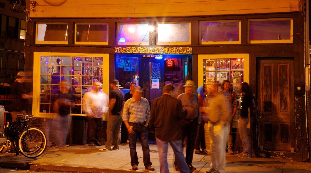 Frenchmen Street Jazz Clubs som visar nattliv, gatuliv och en bar