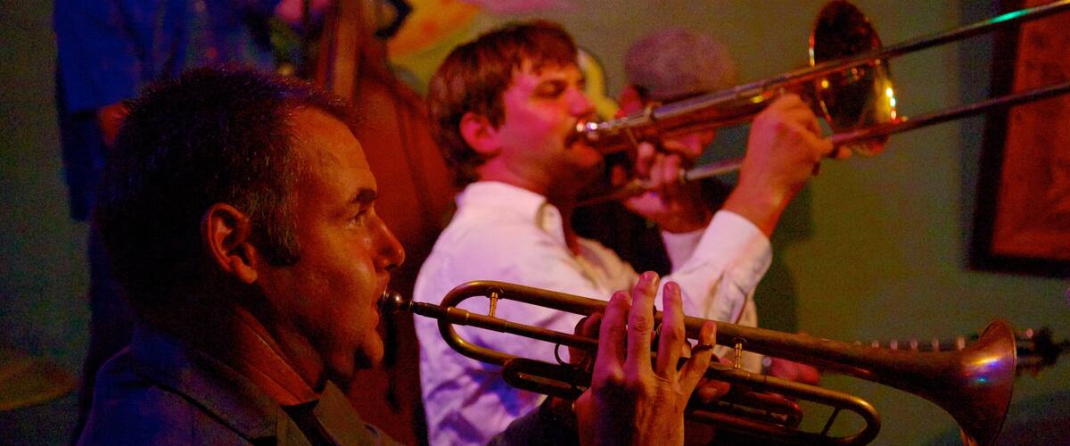 Frenchmen Street Jazz Clubs mit einem Performance-Kunst, Innenansichten und Nachtleben