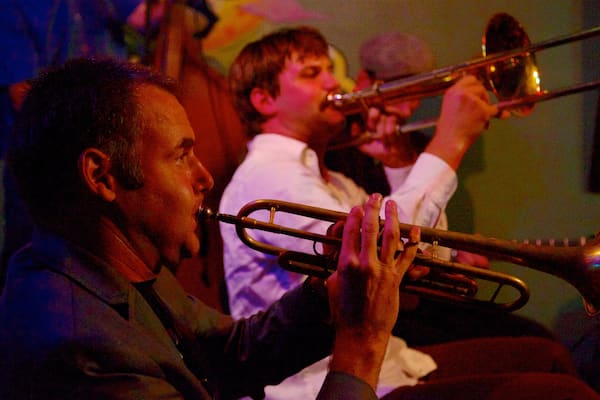 Clubs de Jazz de Frenchmen Street ofreciendo vida nocturna, arte escénica y música