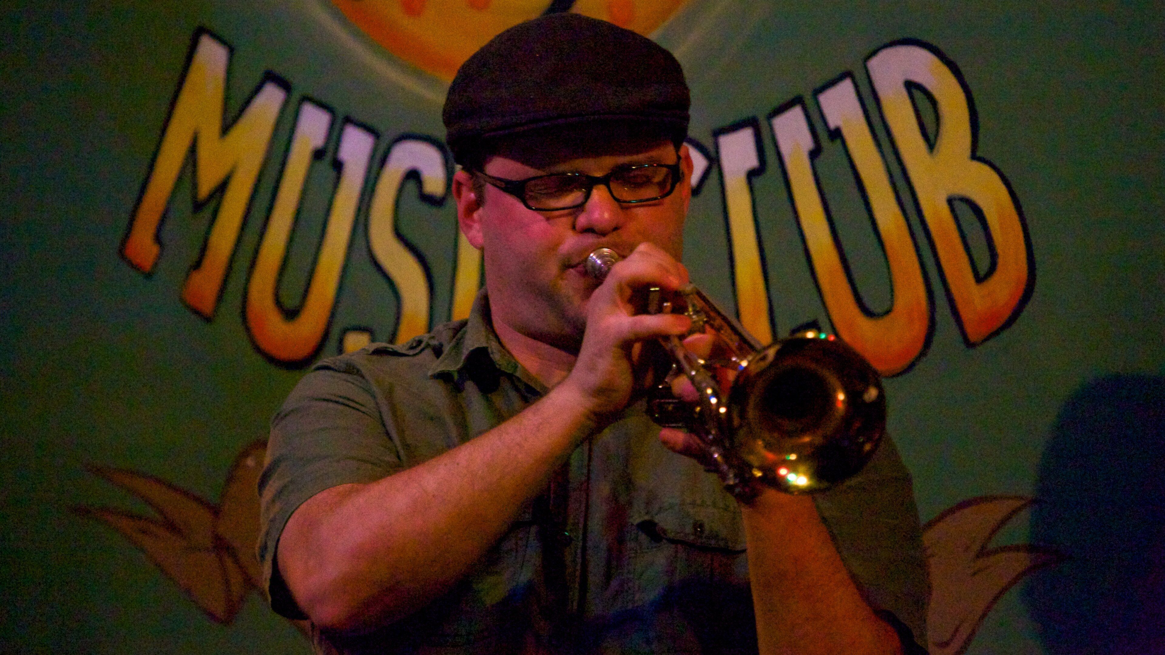 Frenchmen Street Jazz Clubs som visar musik och performance art såväl som en man