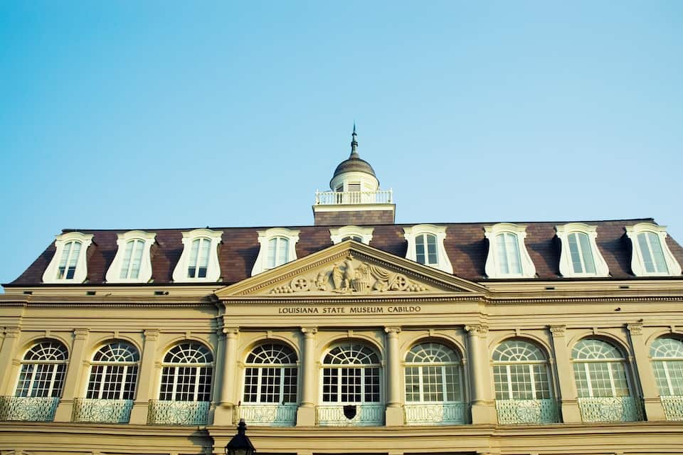 Le Cabildo, qui fait partie du réseau des musées de l’État de Louisiane, se distingue par son architecture néoclassique remarquable et son imposant dôme.