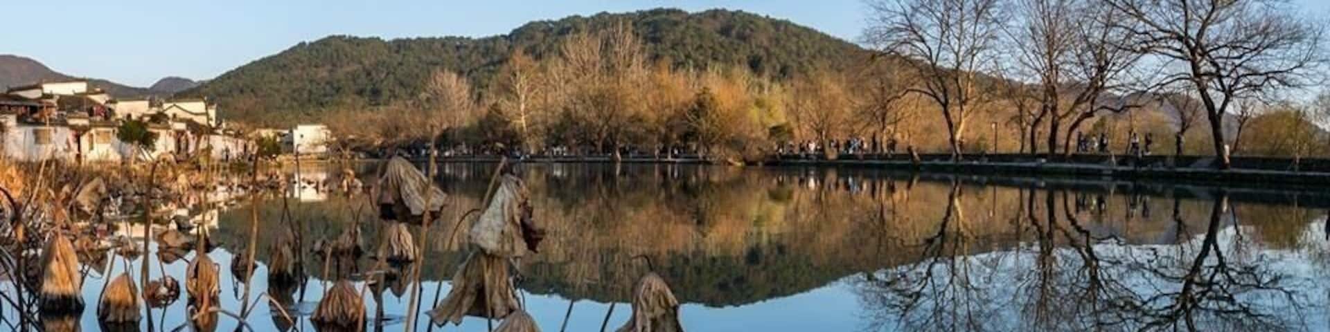 Ancient Villages II 宏村 Hongcun - China
这是藏匿于“桃花源里人家”的古镇,因一部奥斯卡获奖电影《卧虎藏龙》而闻名中外。但更多人认识它,是因为“中国画里的村庄”这一美誉。宏村的自然,正是“无边细雨湿春泥,隔雾时闻小鸟啼。杨柳含颦桃带笑,一边吟过画桥西。”宏村的魅力,是那些极具代表性的徽派建筑,高高昂起的马头墙,湖水清莲,拱桥如虹,就仿佛一幅画走进了很多人心里。