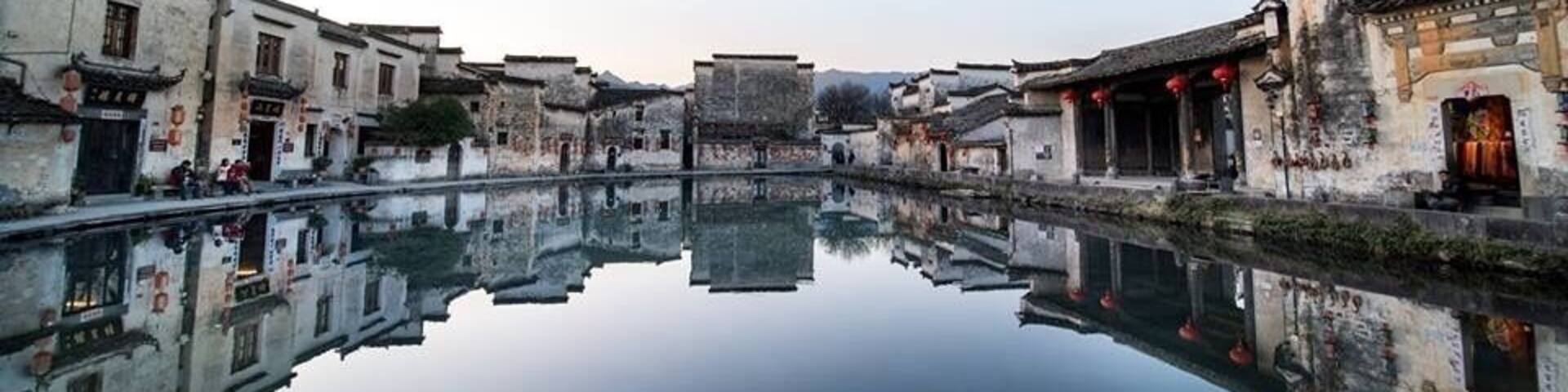 Ancient Villages II 宏村 Hongcun - China
这是藏匿于“桃花源里人家”的古镇,因一部奥斯卡获奖电影《卧虎藏龙》而闻名中外。但更多人认识它,是因为“中国画里的村庄”这一美誉。宏村的自然,正是“无边细雨湿春泥,隔雾时闻小鸟啼。杨柳含颦桃带笑,一边吟过画桥西。”宏村的魅力,是那些极具代表性的徽派建筑,高高昂起的马头墙,湖水清莲,拱桥如虹,就仿佛一幅画走进了很多人心里。