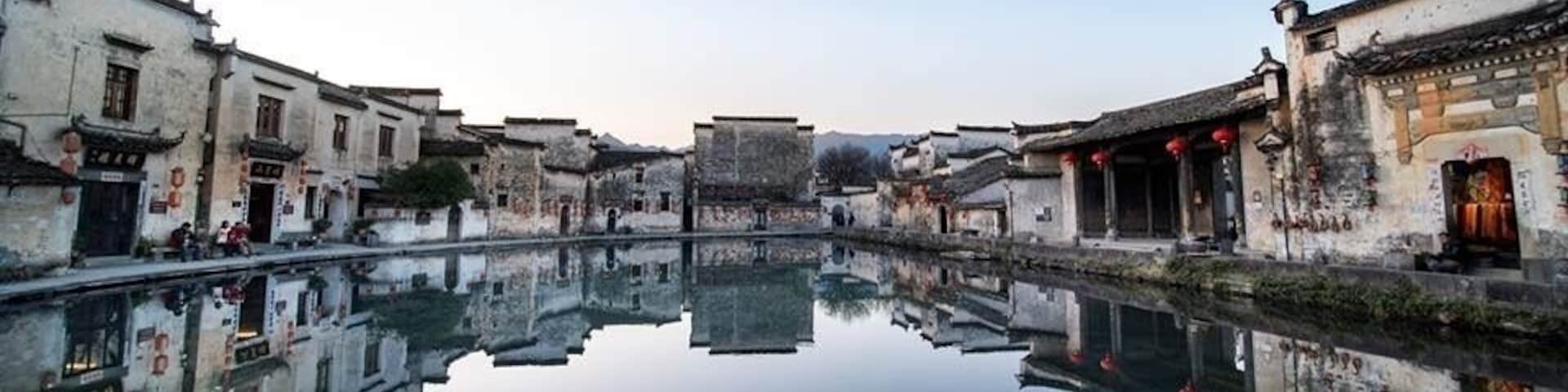 Ancient Villages II 宏村 Hongcun - China
这是藏匿于“桃花源里人家”的古镇,因一部奥斯卡获奖电影《卧虎藏龙》而闻名中外。但更多人认识它,是因为“中国画里的村庄”这一美誉。宏村的自然,正是“无边细雨湿春泥,隔雾时闻小鸟啼。杨柳含颦桃带笑,一边吟过画桥西。”宏村的魅力,是那些极具代表性的徽派建筑,高高昂起的马头墙,湖水清莲,拱桥如虹,就仿佛一幅画走进了很多人心里。